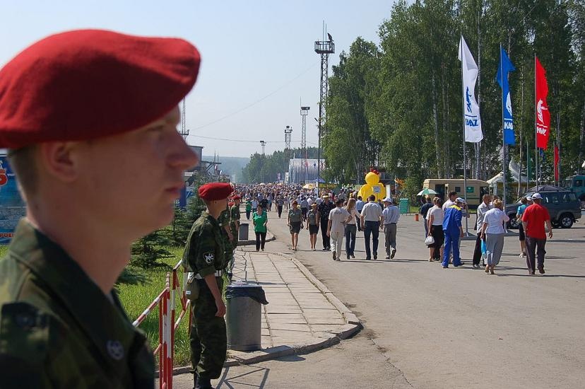 3. Eingang mit Soldaten.JPG - Am Eingang - Menschen stroemen aufs Gelaende